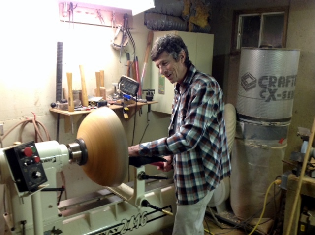 Robin has bought himself a new super performing wood lathe.<br>On this photo, he is working on a utility bowl.
