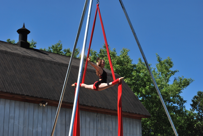 Arts du cirque Anouk Vallée-Charest en prestation à l'inauguration
